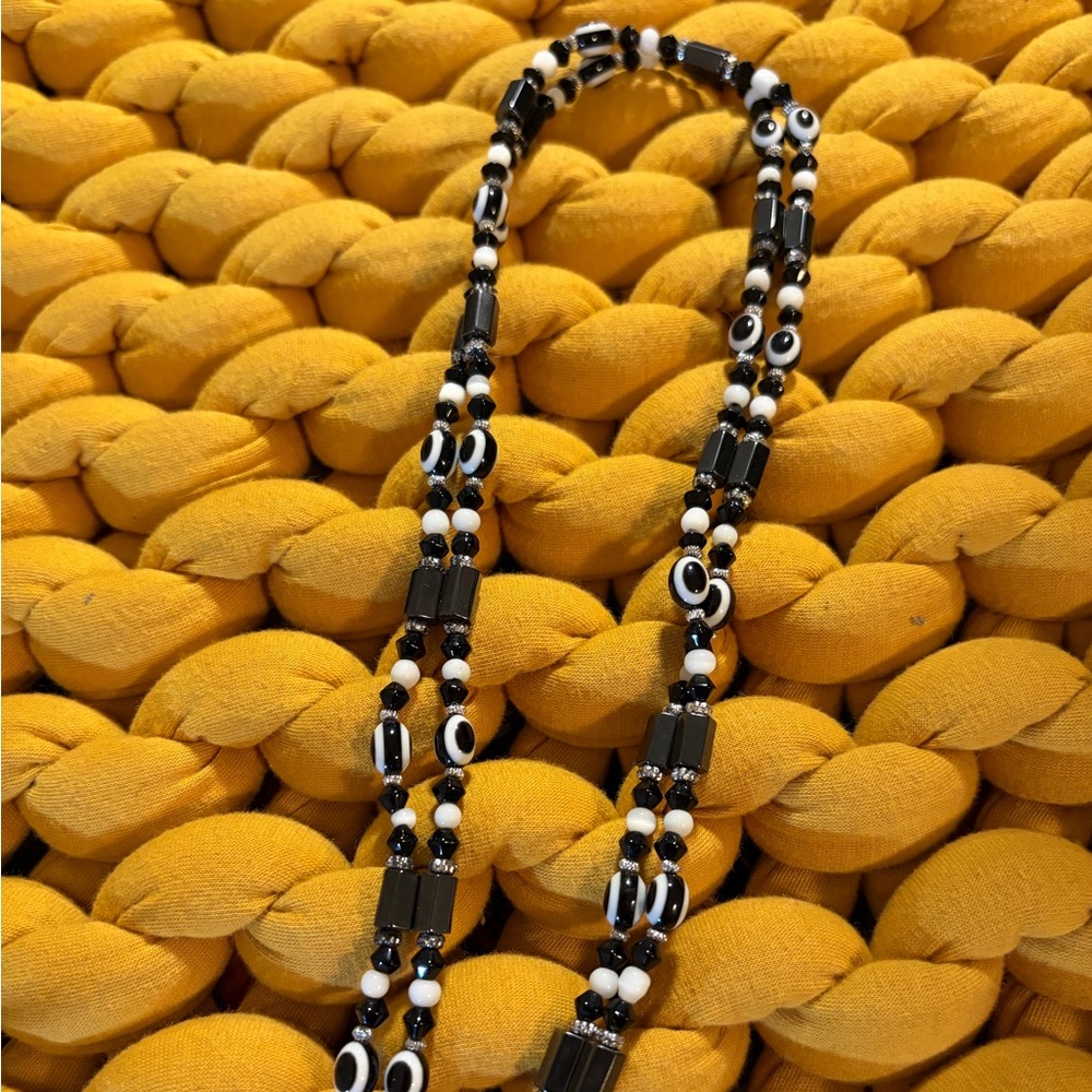 Elegant Black and White Beaded Necklace magnetic